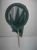 Papageienkescher,grüner Tüll mit Holzstiel und Schaumstoffpolsterung zum Schutz. 40cm lang-  D. 35cm